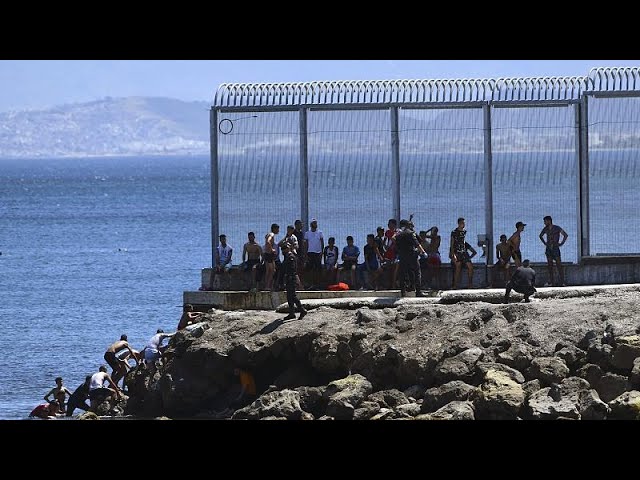 Lässt Marokko bewusst 5.000 Menschen durch –  in die spanische Exklave Ceuta?